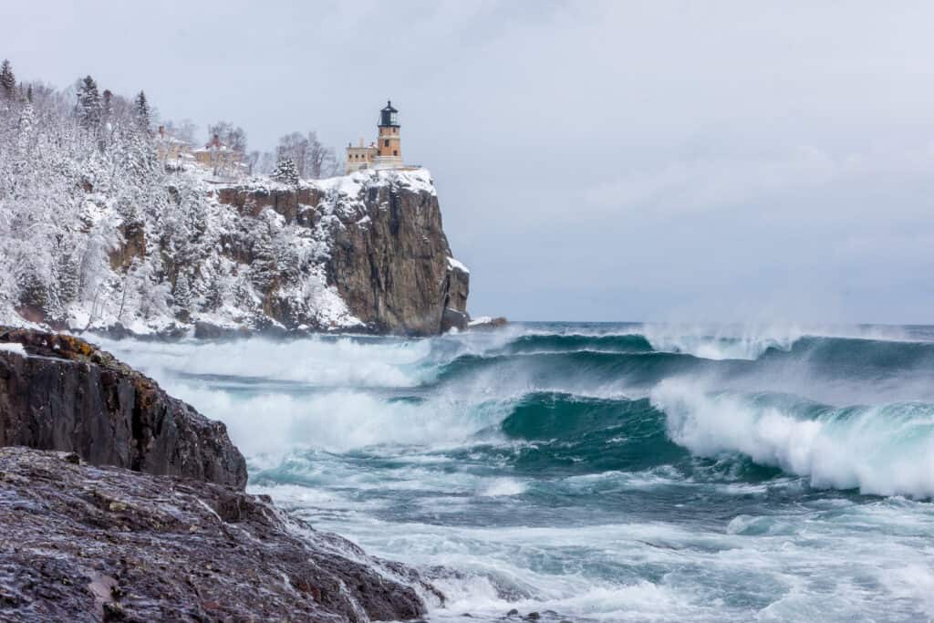 Il faro si affaccia sulla tempesta invernale sul Lago Superiore