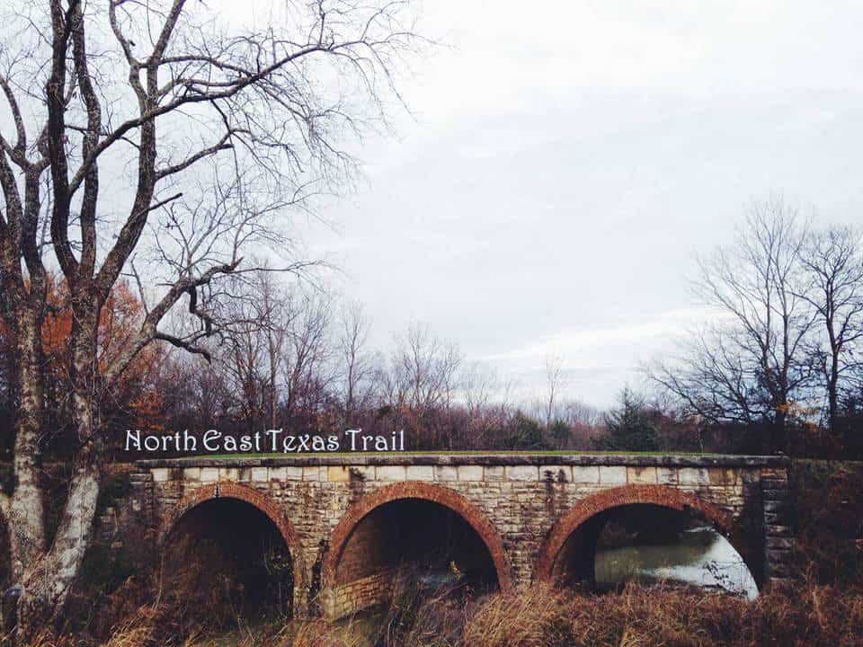 Ponte ferroviario di Northeast Texas Trail vicino a Roxton Texas