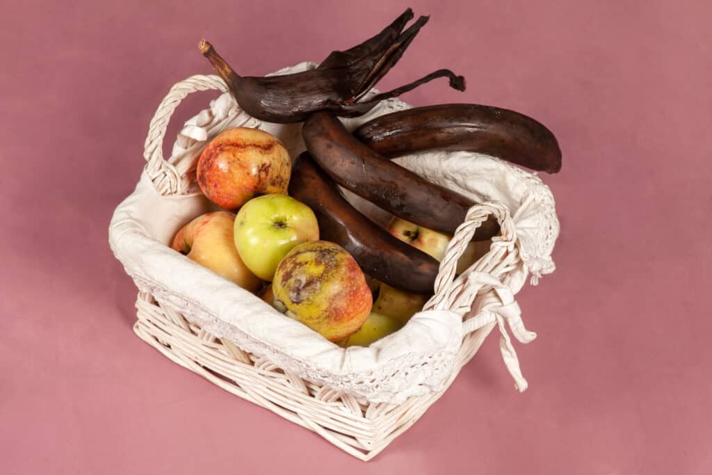 Cesto di frutta marcia