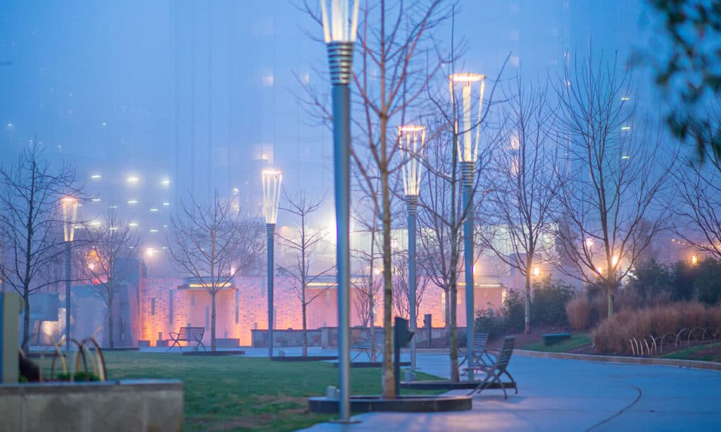 nebbia mattutina sulle strade della città
