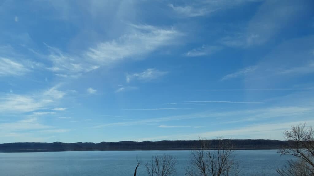 Vista del fiume Mississippi vicino a Ferryville, Wisconsin