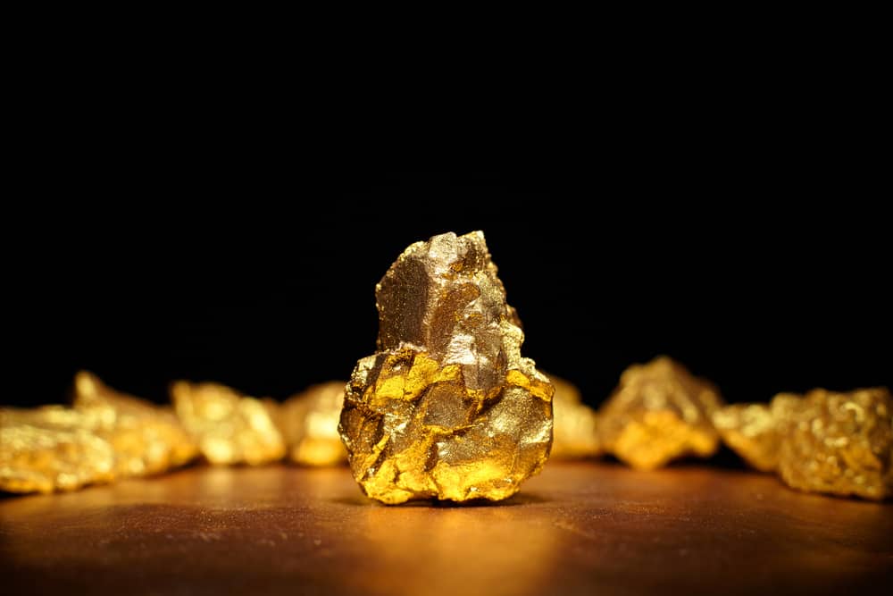 Primo piano del concetto di finanza di grande pepita d'oro