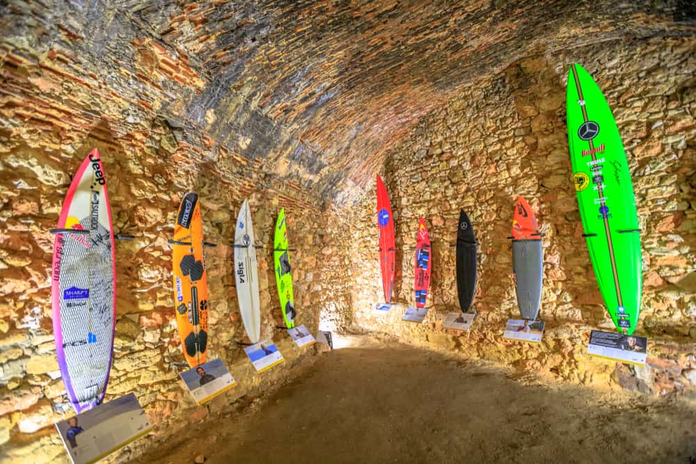 Nazare,,Portogallo,-,Agosto,15,,2017:,Surfisti,Museo,Interno,Fortezza