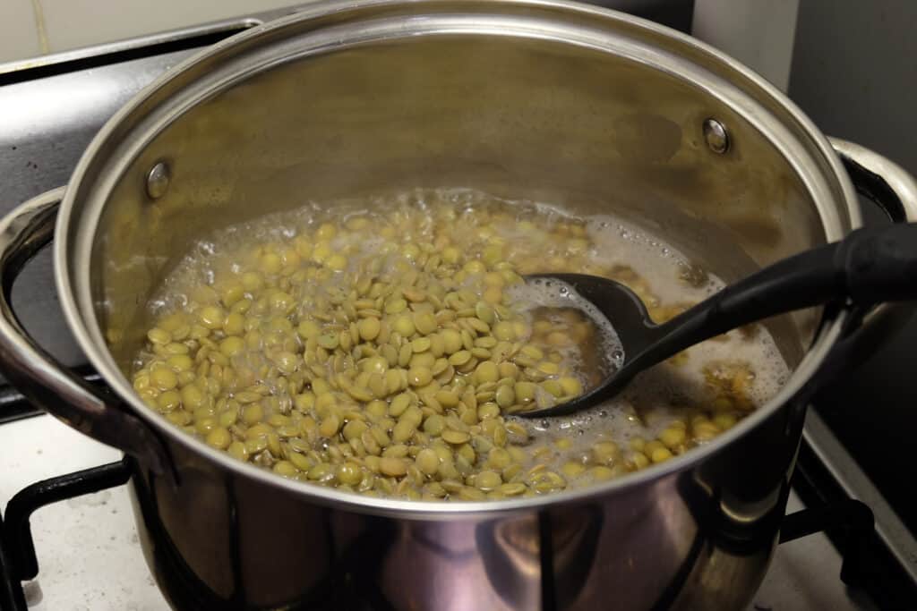 Bollire le lenticchie sul fornello