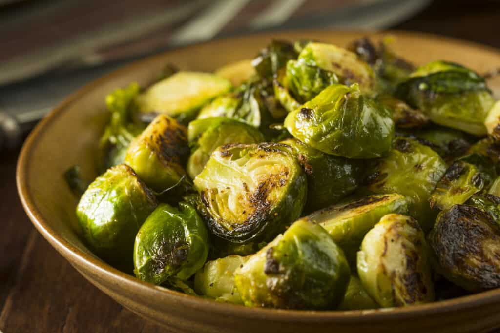 Ciotola di cavoletti di Bruxelles arrostiti