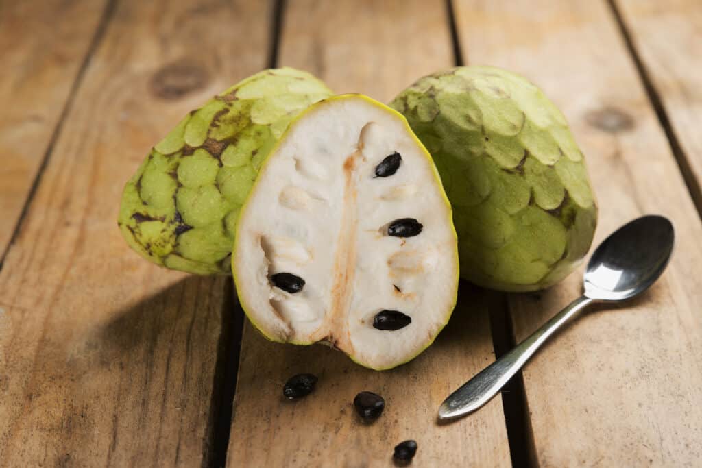 Frutta di Cherimoya tagliata aperta