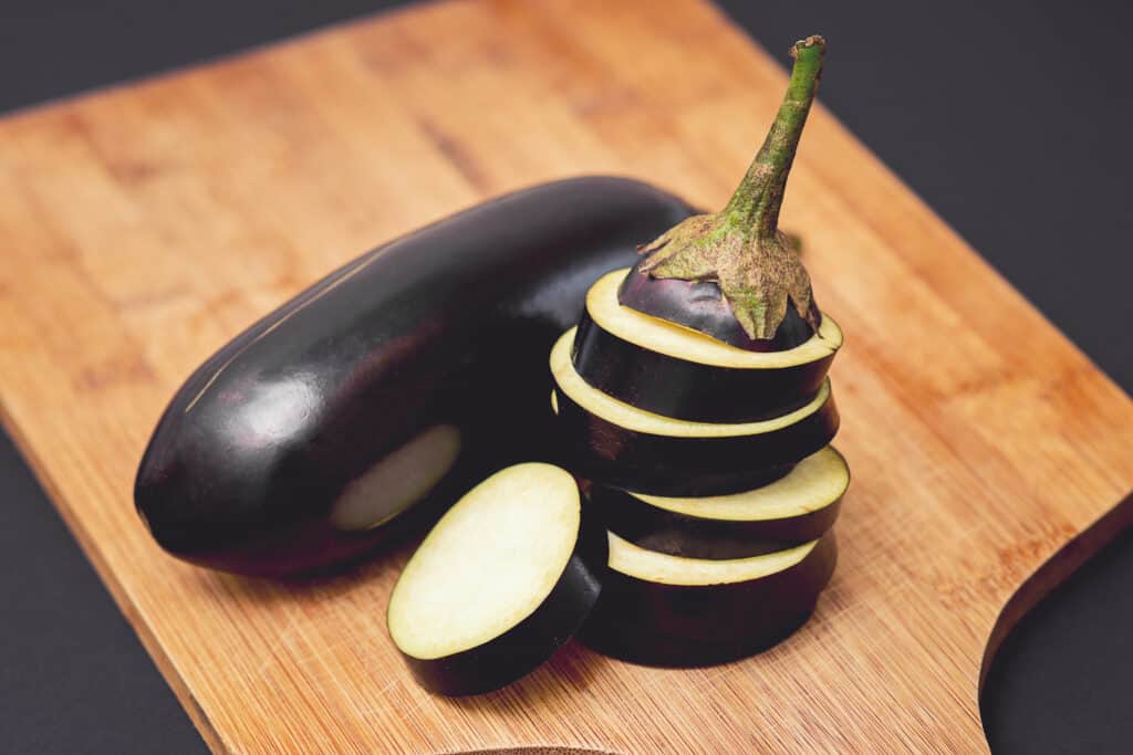 Melanzane fresche intere e a fette