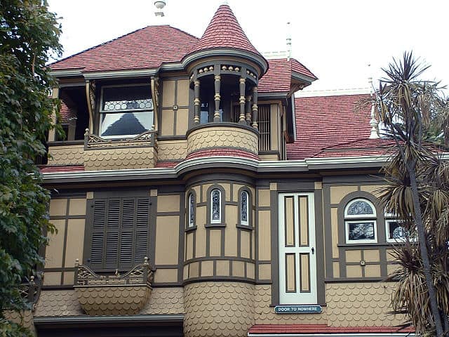 Inquadratura dall'esterno della Winchester Mystery House