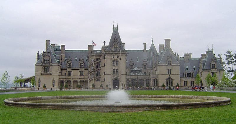 La Biltmore Estate con fontana circolare, Ashville, NC
