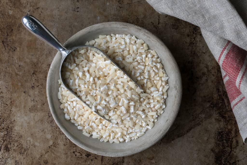 Hominy crudo in una ciotola
