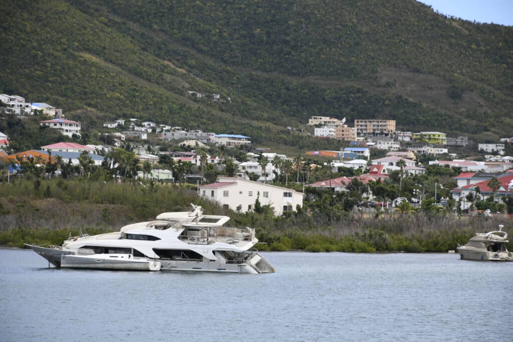 Uno yacht e edifici distrutti dopo l'uragano urma in Florida