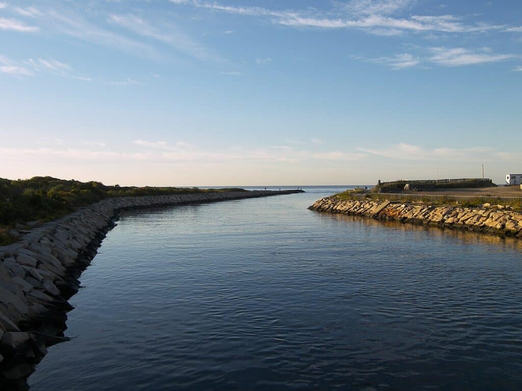 Una foto della breccia di Weekapaug nel Rhode Island.