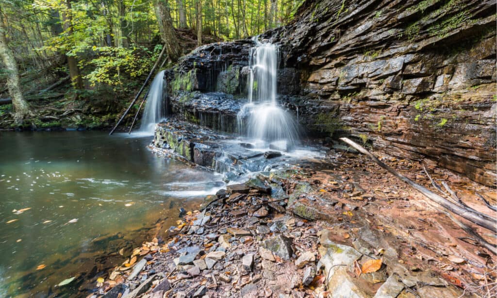 cascate del fiume di roccia