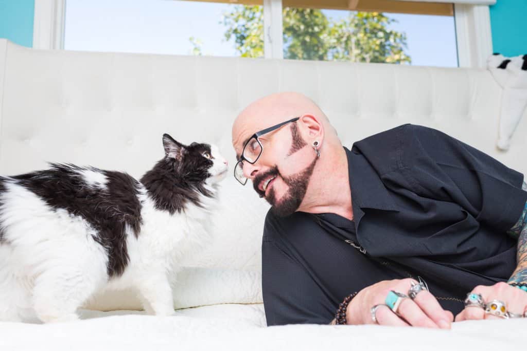 Jackson Galaxy con un gatto bianco e nero