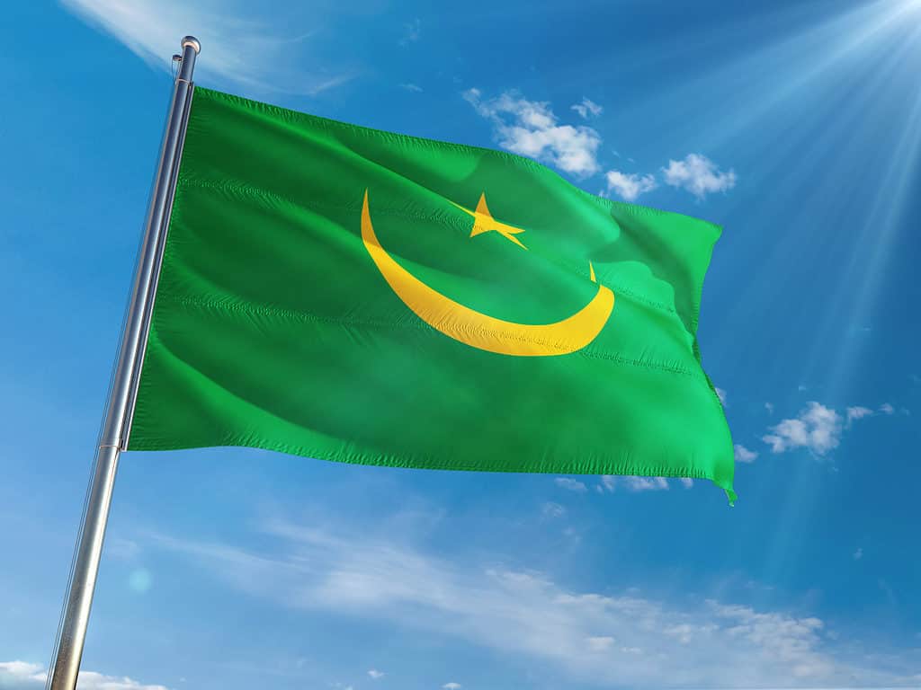 Prima bandiera della Mauritania che sventola nel vento