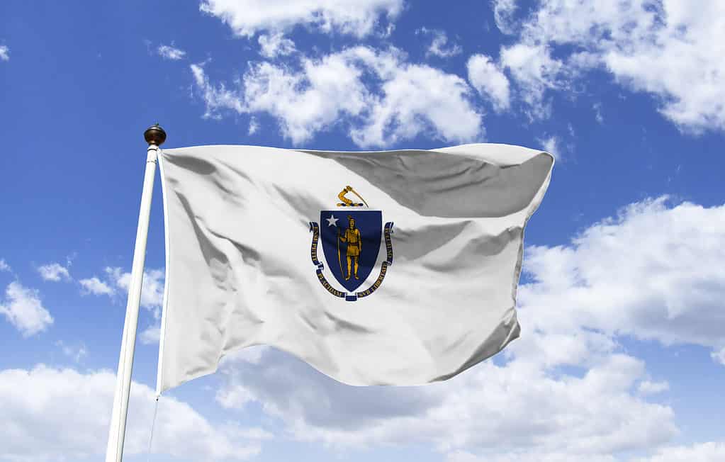 Bandiera del Massachusetts che fluttua nel vento