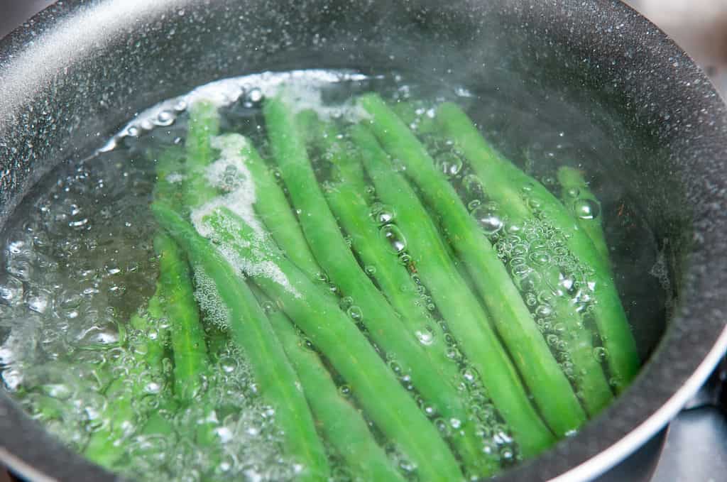 Fagiolini o fagiolini che cucinano in acqua