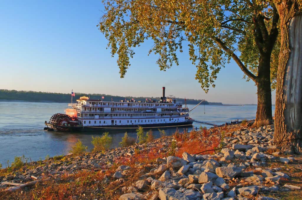Paddle-wheeler sul fiume Mississippi a Memphis, Tennessee