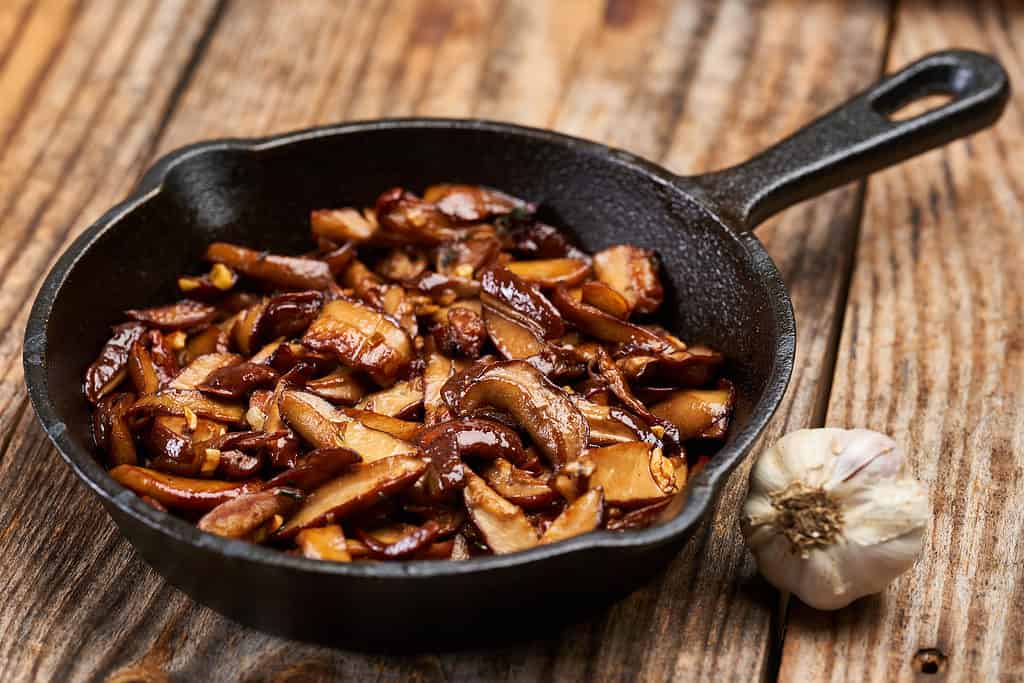 funghi stufati in padella di ghisa