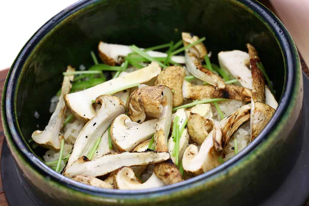 funghi in un cestello a vapore