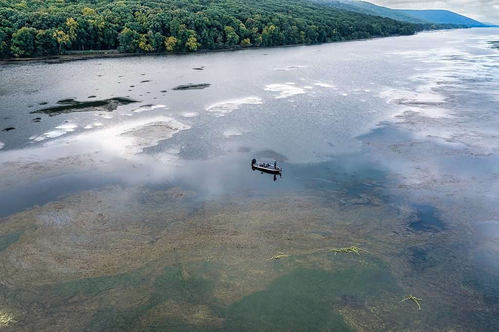 L'uomo la pesca della spigola sul lago Guntersville in Alabama.