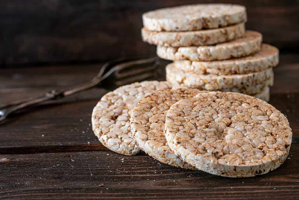 Torte di riso soffiato su sfondo di legno