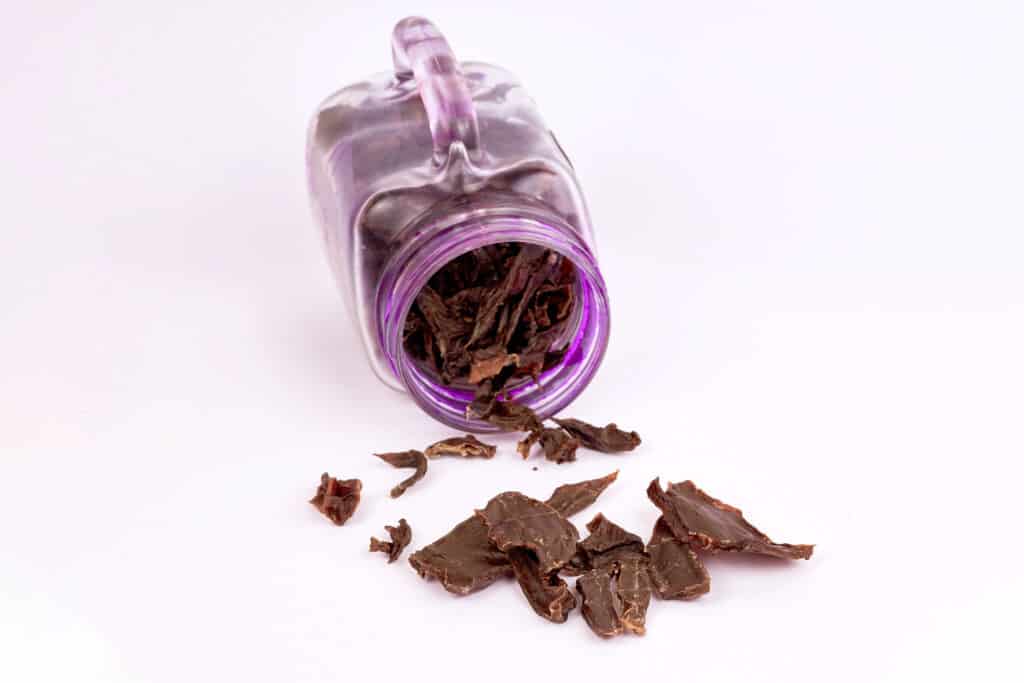 Chips di fegato di manzo disidratato fatti in casa per cani