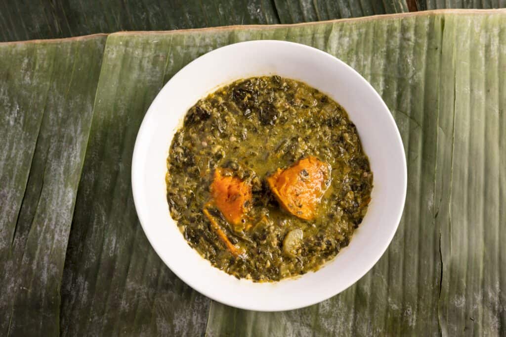 Stufato in stile trinidadiano a base di verdure callaloo