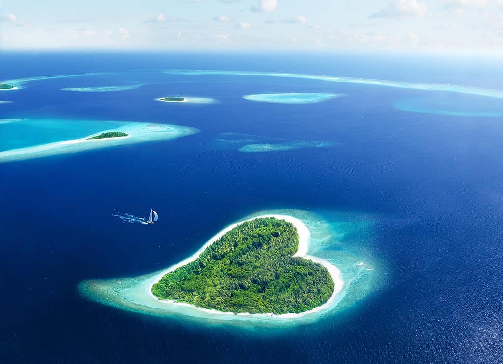 Vista aerea di un'isola a forma di cuore nelle Maldive