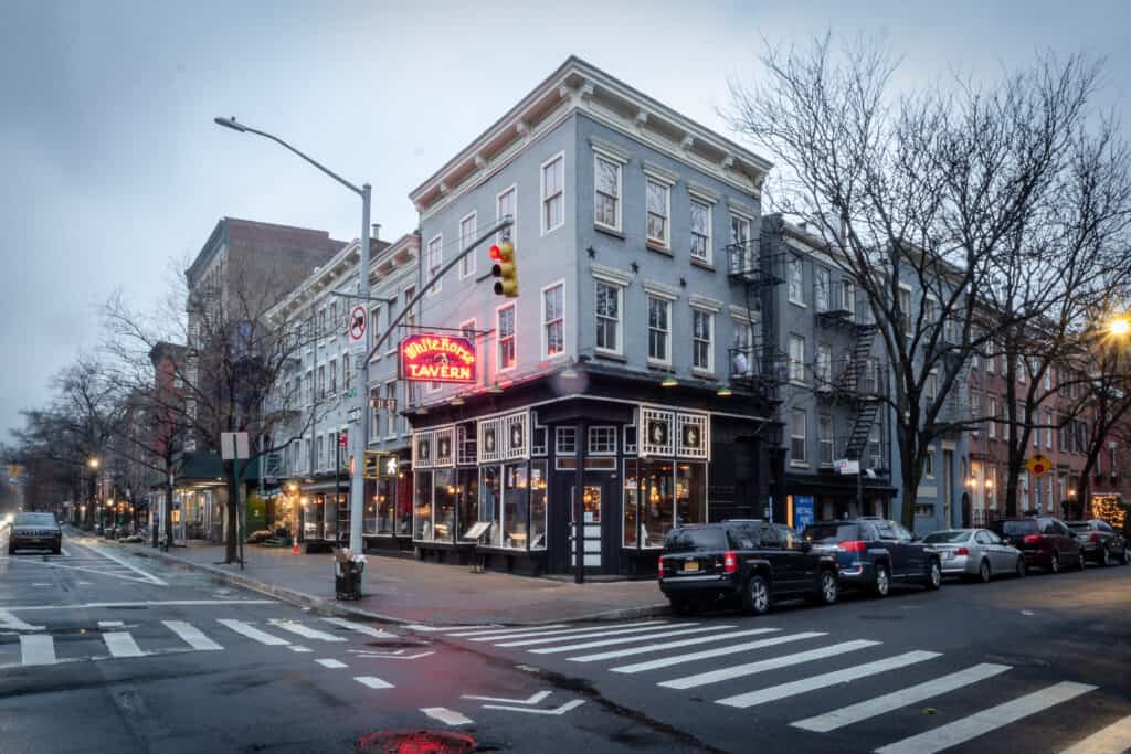 Inquadratura esterna della storica White Horse Tavern 