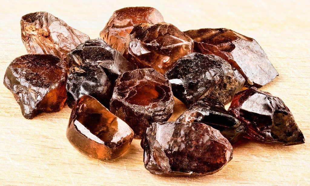Cristalli di zircone marrone naturale