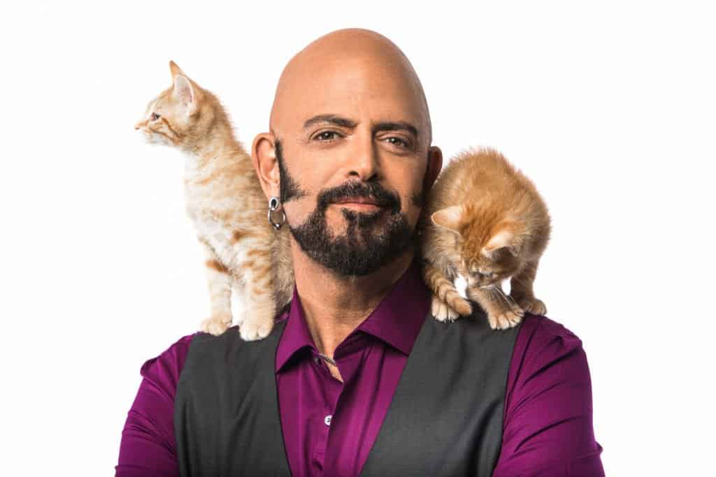 Jackson Galaxy con due gattini sulla spalla.