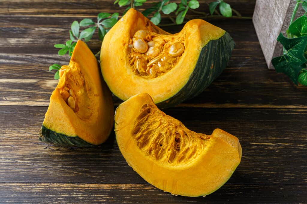 Kabocha ha il sapore di un incrocio tra zucca e patata dolce.