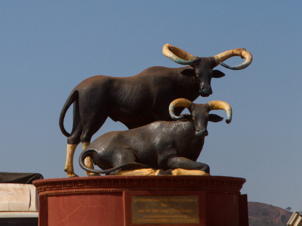 Monumento per il kouprey (Bos sauveli) in Cambogia