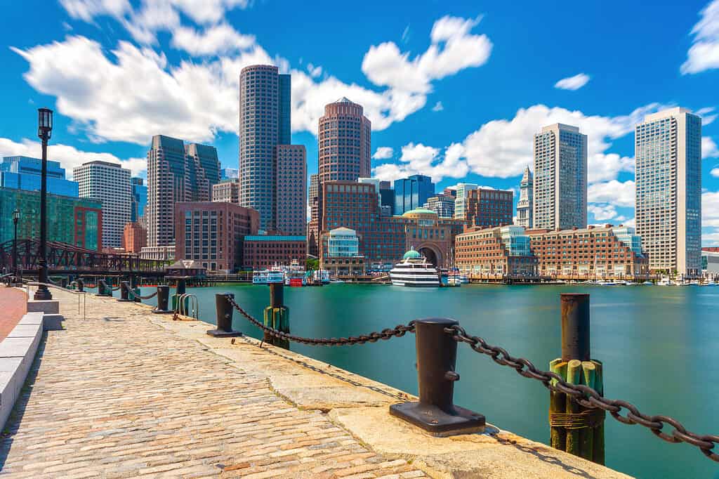 Skyline di Boston nella soleggiata giornata estiva, vista dal porto sul centro cittadino, Massachusetts, USA