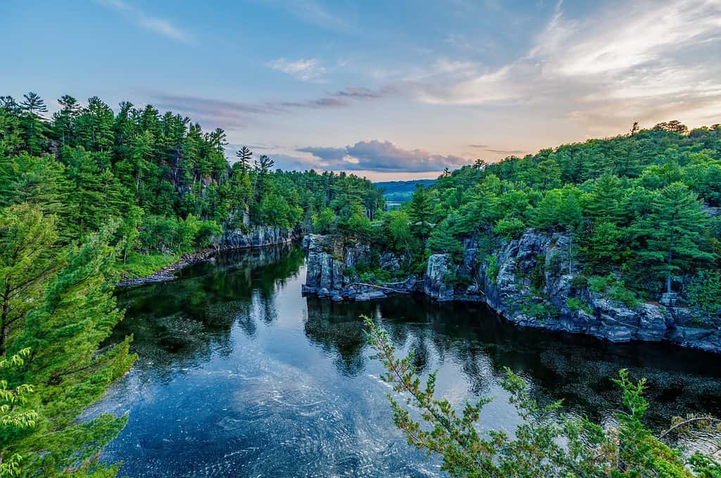 Fiume St. Croix durante il tramonto con cielo colorato all'Interstate State Park a St. Croix Falls Wisconsin.