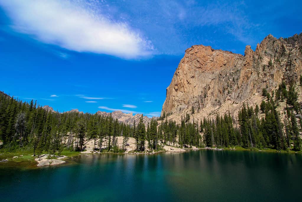 Lago e montagna Saddleback nell'Idaho
