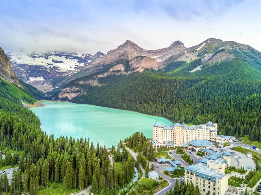 Una ripresa aerea di Lake Louise, incluso l'hotel Banff