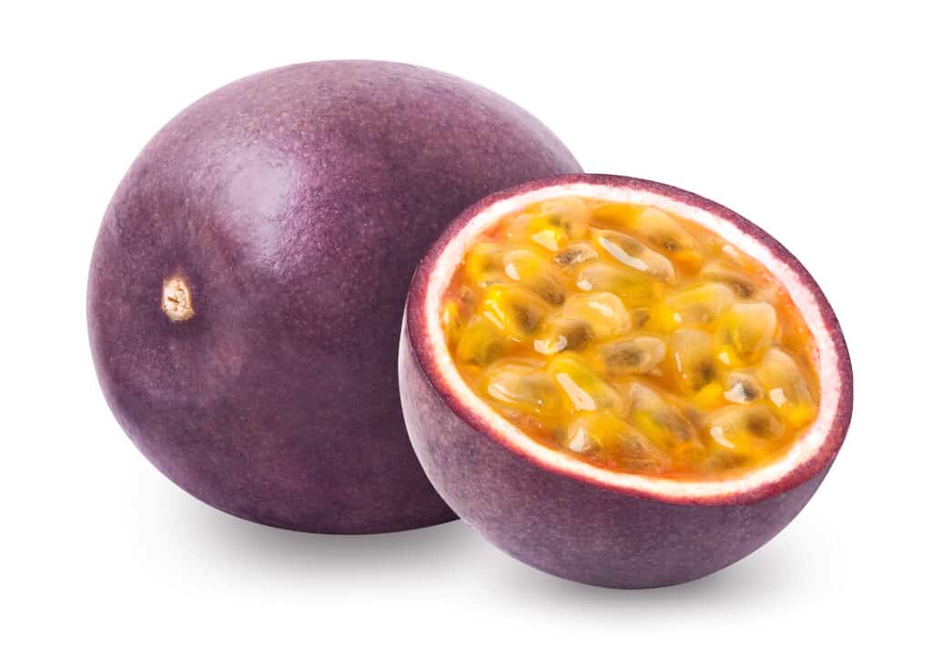 Frutto,Passione,Isolato.,Intero,Passionfruit,E,A,Metà,Di,Maracuya