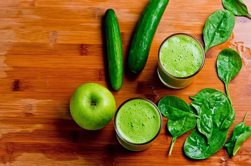 Frullato verde con cetrioli, mele e spinaci nelle vicinanze