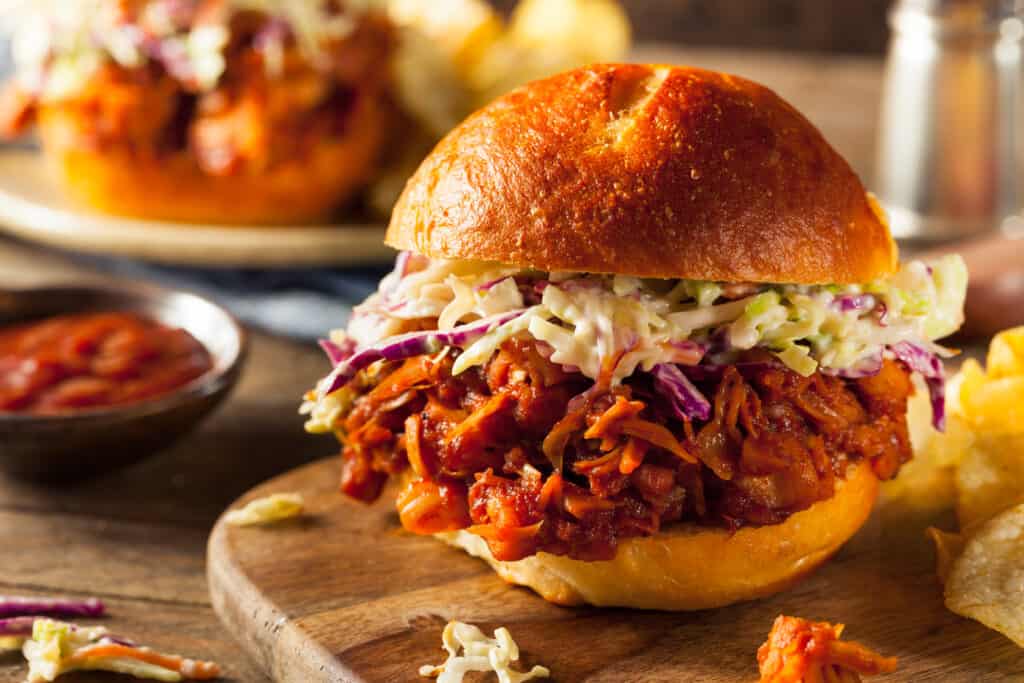 BBQ Sandwich di jackfruit tirato