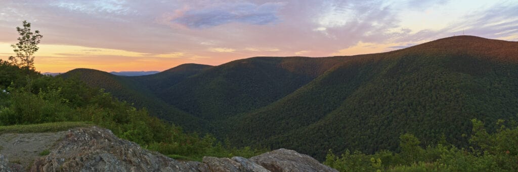 Gli ultimi raggi di sole hanno colpito la cresta del monte Greylock, visto da Stony Ridge nel nord-ovest del Massachusetts