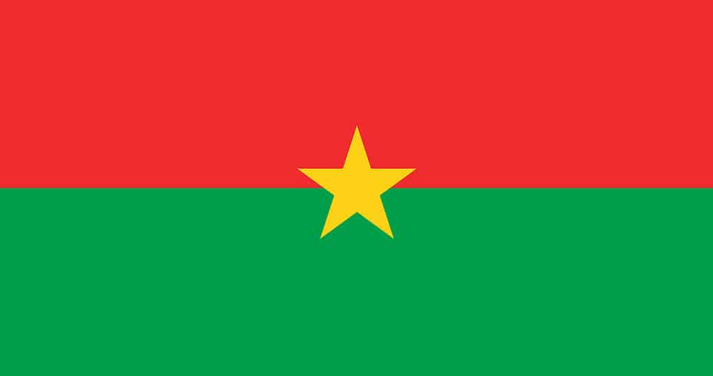Bandiera nazionale del Burkina Faso.  Rosso-verde rigato orizzontalmente con una stella gialla centrale.  Colori ufficiali.  Proporzioni adeguate.  Dimensione piena.