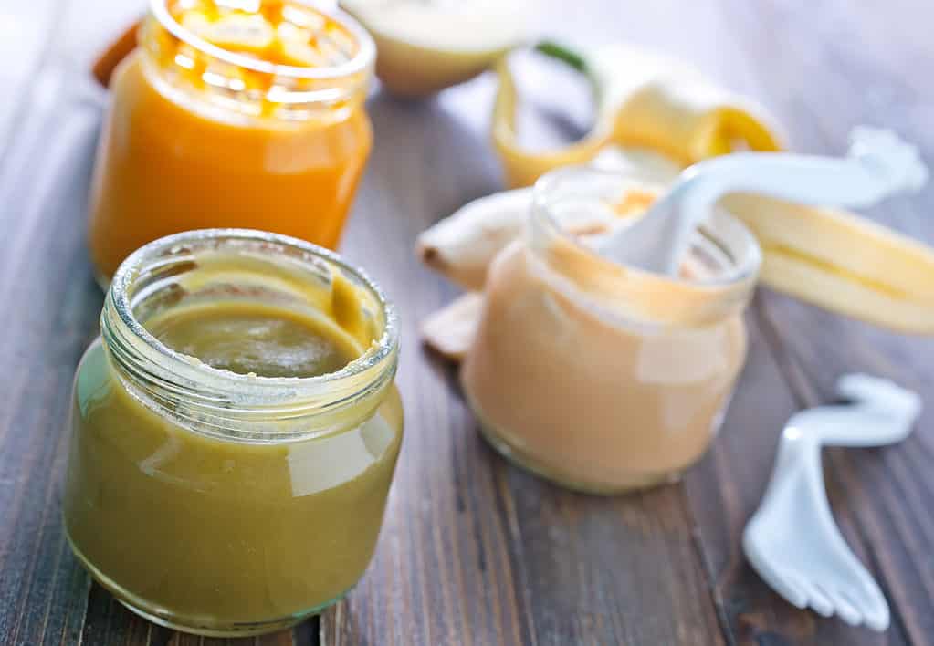 Gli alimenti per bambini sono alimenti morbidi ricchi di sostanze nutritive
