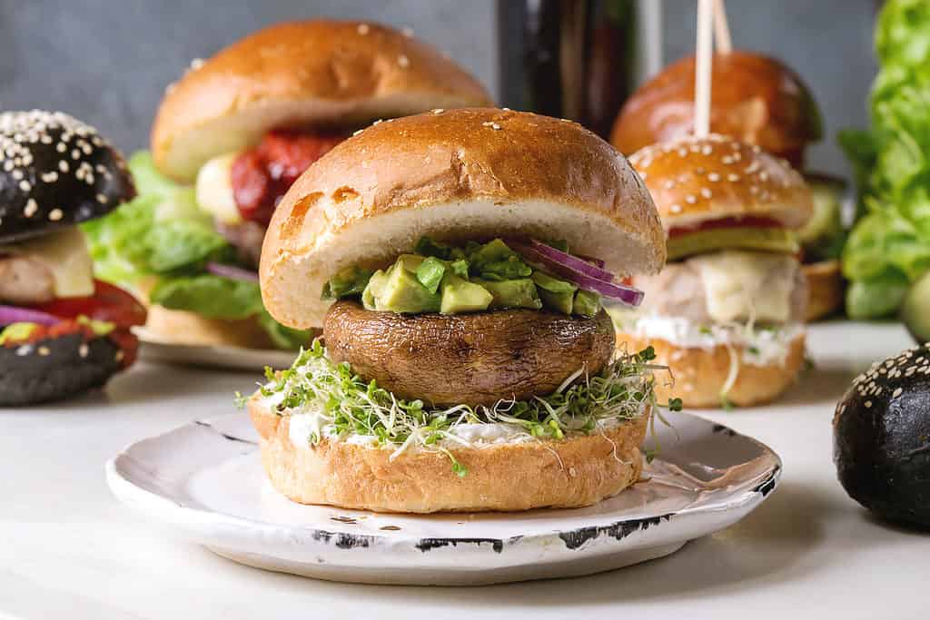 "hamburger" di portobello su focacce con germogli e avocado