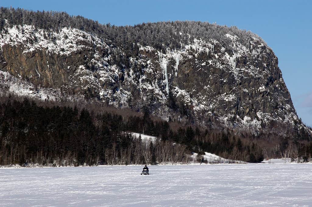 Motoslitta sul lago Moosehead sotto il Monte Kineo nel Maine