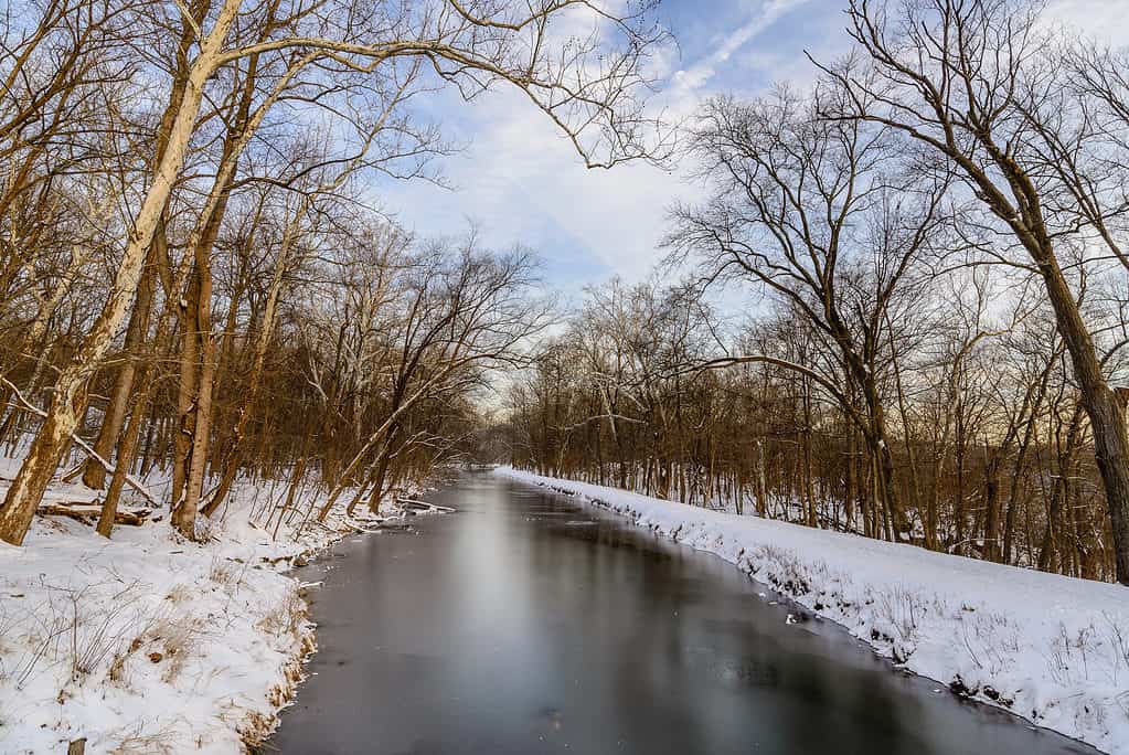 La neve fresca corre lungo il canale ghiacciato nel Chesapeake & Ohio National Historical Park, nel Potomac nel Maryland.