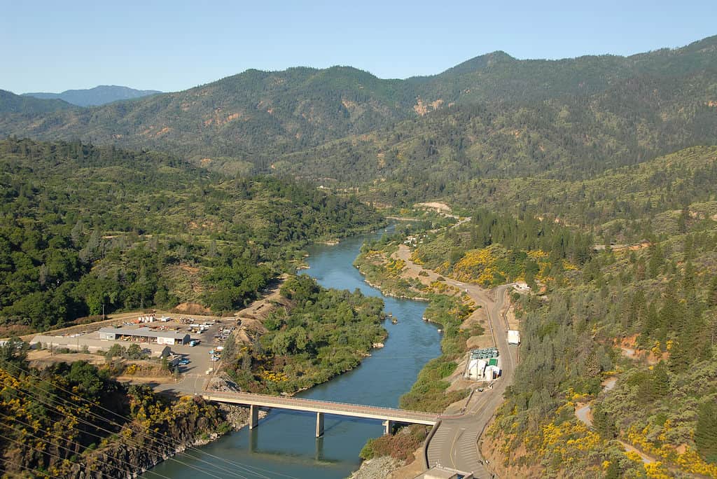 Fiume Sacramento sotto Shasta Dam, Shasta Lake, California