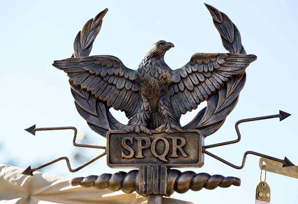 Stendardo di una legione romana con un'aquila (aquila).
