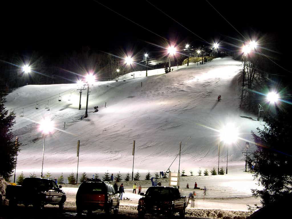 Sci notturno di Crystal Mountain nel Michigan